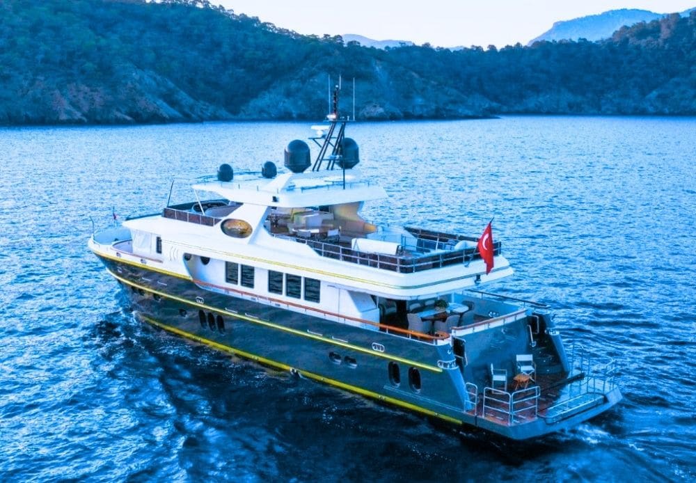 River Storm Yacht​ (1)