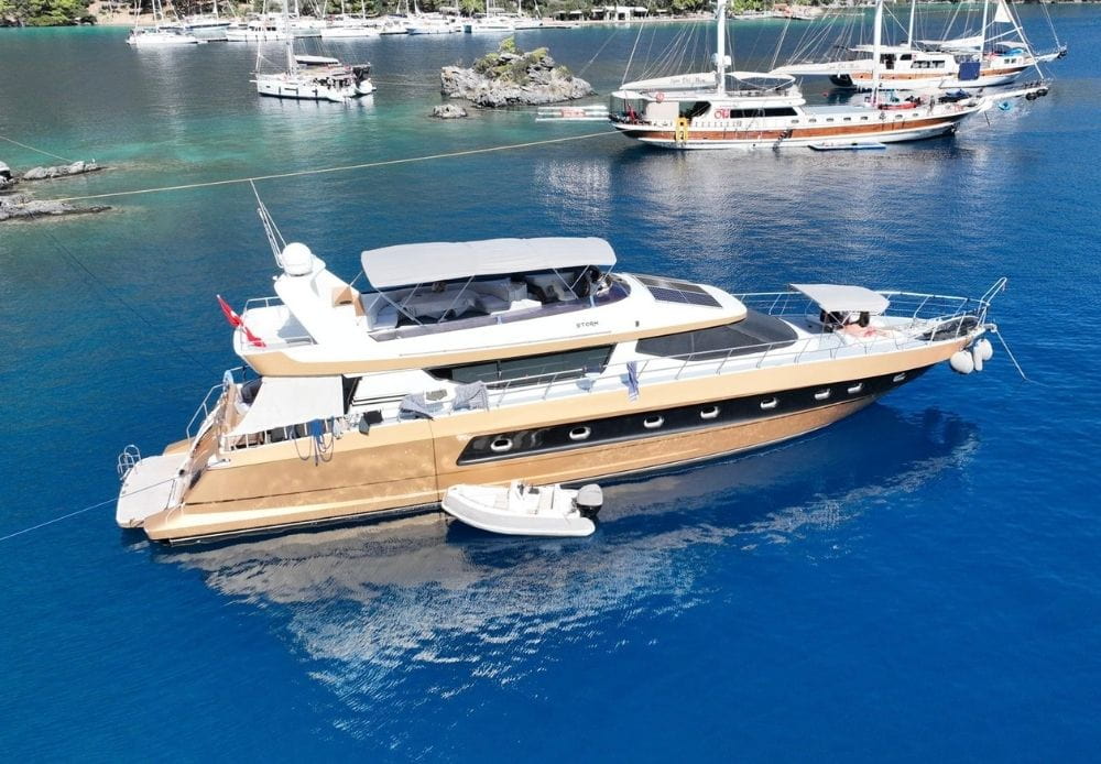 Storm Yacht​ (1)